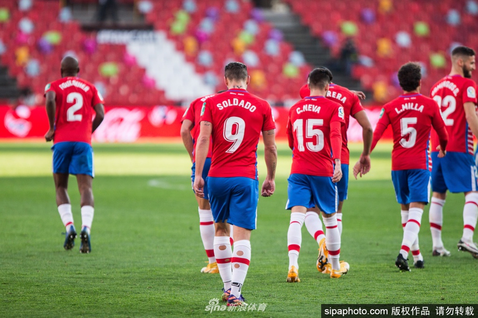 慘！日本送點(diǎn)換門將仍遭絕殺，被換下的混血門將痛哭流涕跪地不起