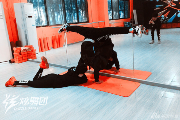 傅歡、李智良前往北外灘打卡，傅歡：在比賽中竭盡全力回饋球迷