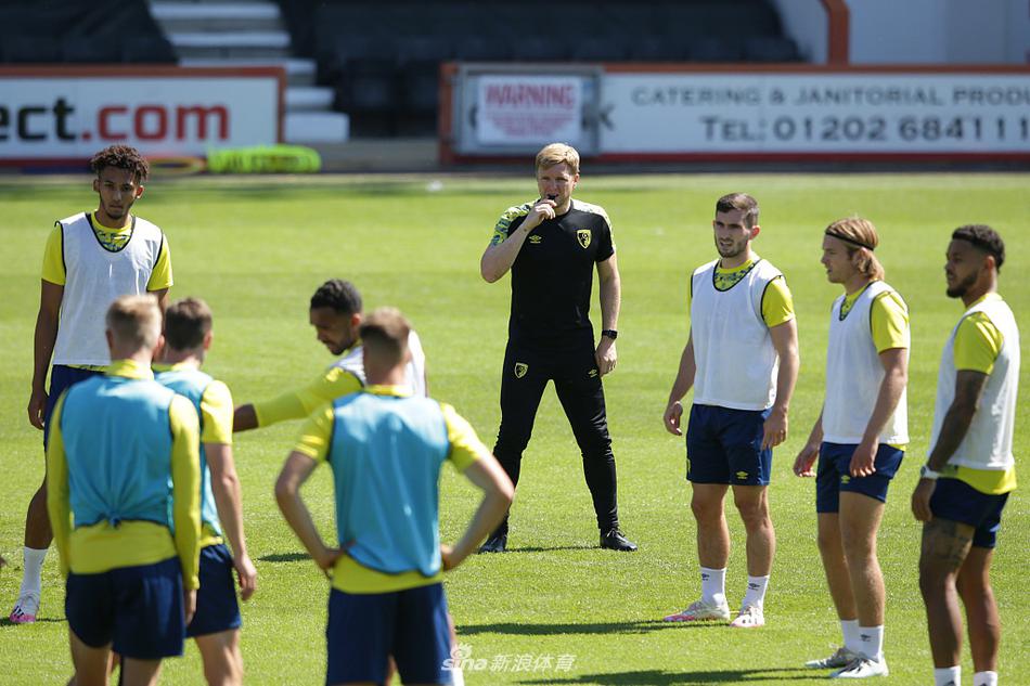 足球??冰球！穆勒與加拿大冰球運(yùn)動(dòng)員萊因哈特互換球衣