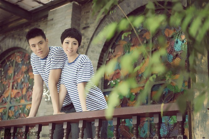 給裁判跪了！貝林厄姆被吹進(jìn)攻犯規(guī)，無語直接跪地