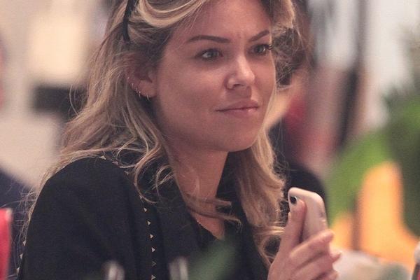 [流言板]阿倫接球時不慎打到里德面部，里德倒地掩面非常痛苦