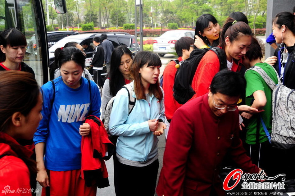 綠帽哥：曼聯(lián)老板召開緊急會議要阿莫林改踢433，后者無言以對