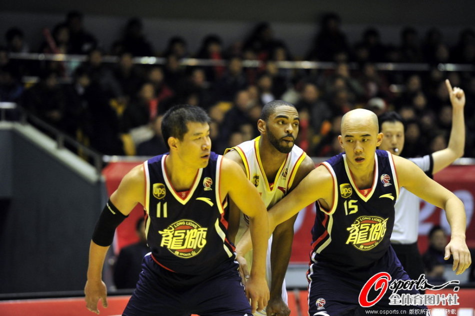 因紅牌總計(jì)被罰11.5萬(wàn)！布爾克踢人染紅，內(nèi)部處罰10萬(wàn)+足協(xié)1.5萬(wàn)