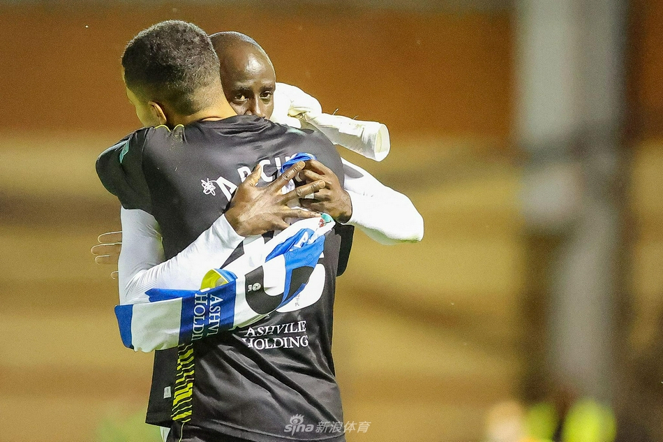 虎撲01月25日訊 今日NBA常規(guī)賽開拓者對陣黃蜂的比賽正在進行中。半場比賽，黃蜂54-50領(lǐng)先開拓者。尼克-史密斯半場11中5，三分5中1，得到14分4籃板2助攻1蓋帽。
