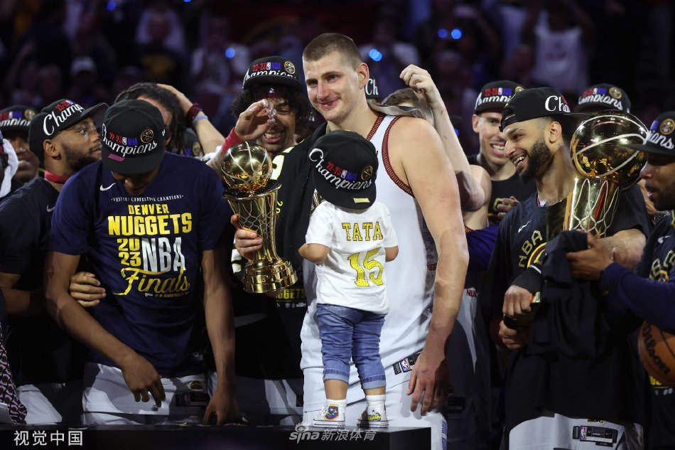 疑似跟腱受傷！米西搶板后痛苦倒地 抱著自己的右腿跟腱部位