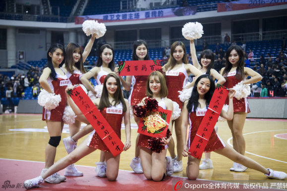 可愛捏，圖拉姆當選全場最佳，將獎杯放在頭頂