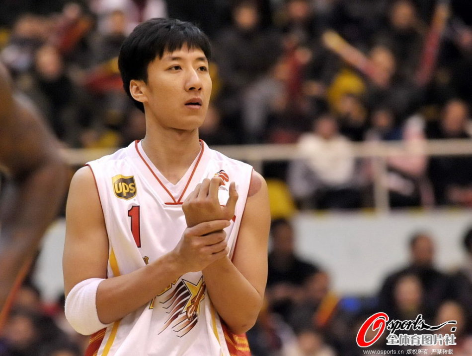 太有范兒了??孔塞桑叼著雪茄，隨著音樂“妖嬈”起舞??佛砸米蘭                                                                2025-01
