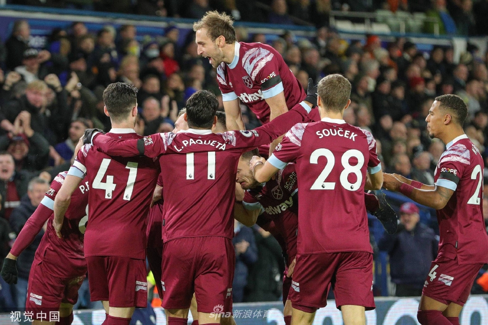 被對手推的！扎威掩護犯規(guī)痛苦倒地 籃網(wǎng)挑戰(zhàn)成功