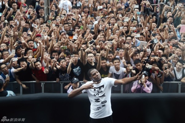 人山人海！巴拉圭街頭夜晚萬人空巷，歡呼高唱慶祝球隊進世界杯！