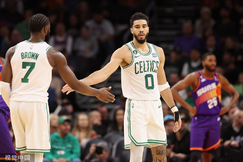 虎撲04月11日訊?據(jù)ESPN報(bào)道，消息人士透露，朱-霍勒迪和凱爾特人達(dá)成4年1.35億美元續(xù)約?；衾盏蠈⑻鱿沦惣?730萬美元的合同，和凱爾特人重簽一份年限更長的新合同。他最后一個賽季將擁有球員選
