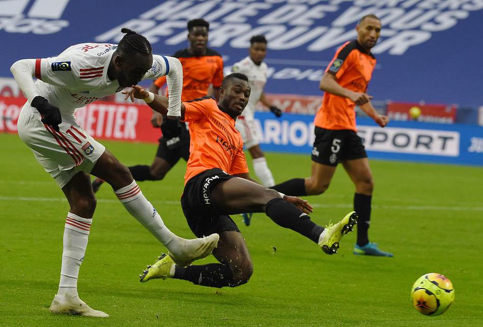 簡的一影是普攻使用次數(shù)加一，不過一次狂熱依然只能積攢一顆能量，狂熱心流的持續(xù)時間變長，同時提升百分之十幾的物理異常積蓄效率，自身異常精通轉(zhuǎn)化為最多提升百分之三十的增傷能力，一影可以說是機制和數(shù)值的雙重
