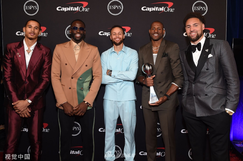 2025年09月23日 06:56:26懂球帝                 在榮膺2025年金球獎之后，奧斯曼-登貝萊在頒獎典禮現(xiàn)場出席了新聞發(fā)布會。 奧斯曼，晚上好，我們看到你在臺上非常激動，能
