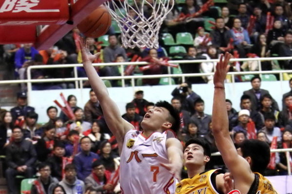 想下班了？約基奇順下接戈登妙傳 左手上空籃不中...