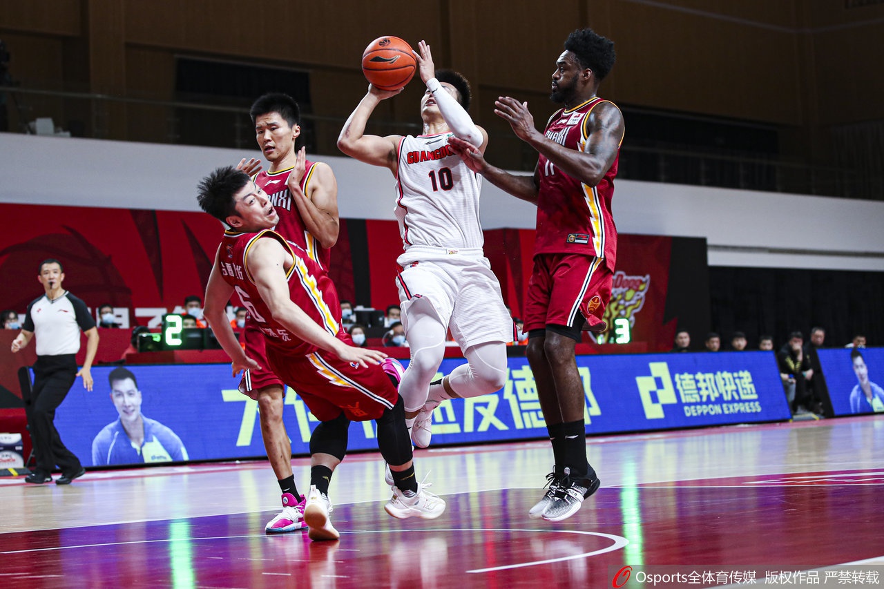 可愛捏，圖拉姆當選全場最佳，將獎杯放在頭頂
