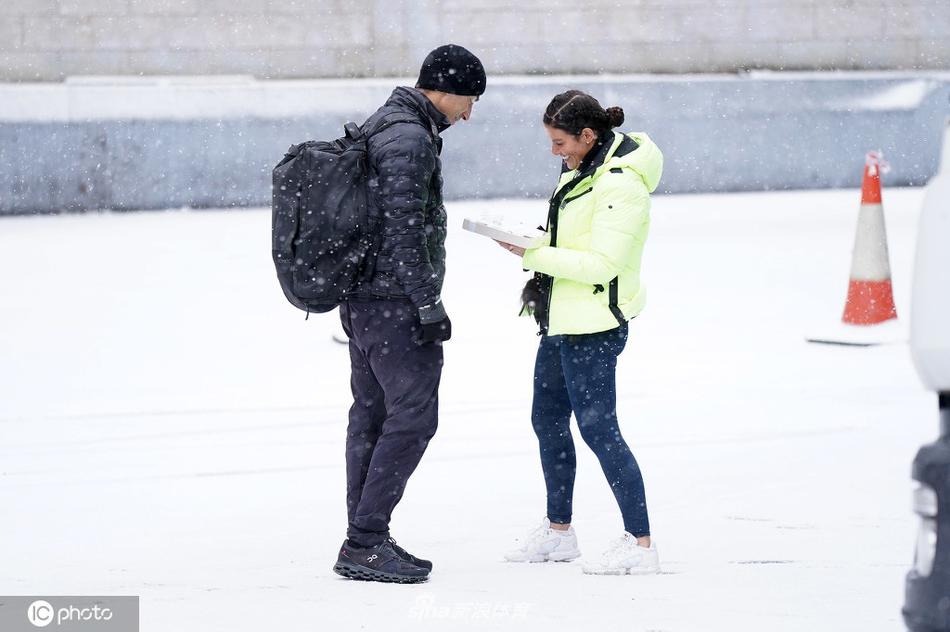 北京時間10月22日凌晨3點，2025-2026賽季歐冠聯(lián)賽階段第3輪迎來了一場焦點戰(zhàn)役，曼城前往客場對陣比利亞雷亞爾。上半場，薩維尼奧策動進攻，里科-劉易斯助攻，哈蘭德?lián)岦c破門。隨后，薩維尼奧傳中，
