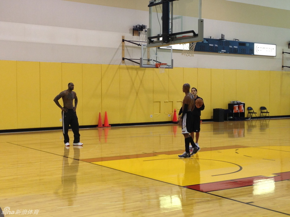 直播吧10月10日訊 NBA中國賽，籃網(wǎng)將在中國澳門對陣太陽?；@網(wǎng)球員曾凡博發(fā)文寫道：“很榮幸能在NBA中國賽球迷House和大家近距離互動。也很高興又一次見到了豪哥。從受傷時的慰問到此刻的奔赴，你們
