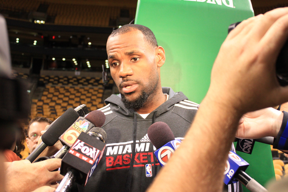 今天結(jié)束的一場(chǎng)NBA常規(guī)賽，雷霆117-100戰(zhàn)勝老鷹。亞歷山大此役出戰(zhàn)29分鐘，投籃17中12，三分6中2，罰球4中4，砍下30分4籃板5助攻1蓋帽。根據(jù)數(shù)據(jù)統(tǒng)計(jì)，這是SGA第13次在出戰(zhàn)時(shí)間不到3
