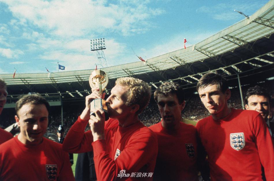 巴薩發(fā)布西超杯決賽海報(bào)：遠(yuǎn)征沙漠！萊萬、亞馬爾和孔德出鏡