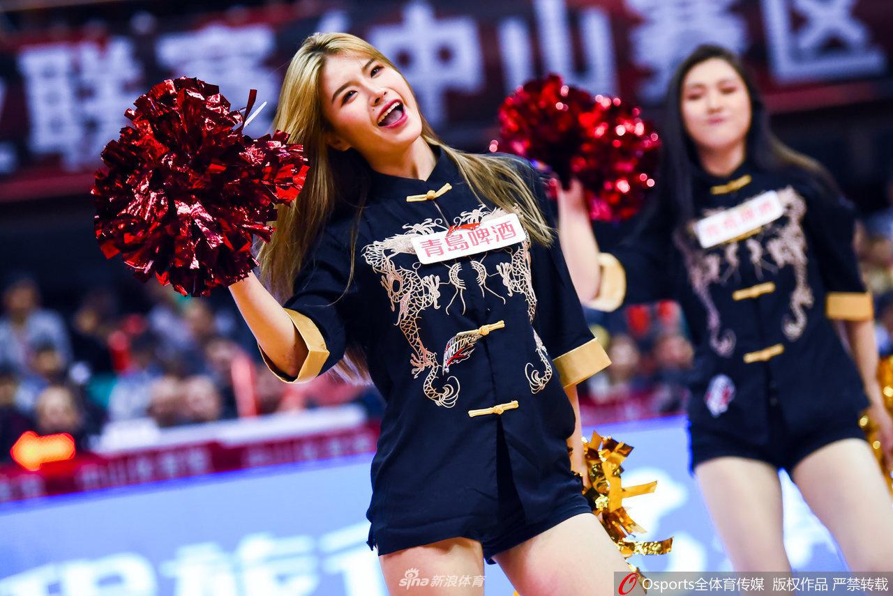 可惜！C羅禁區(qū)線前遠射，皮球擊中立柱彈出