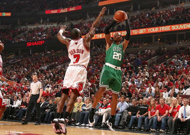 [流言板]節(jié)奏很快！格林突破后挑籃打進，隨后莫蘭特高難度拋投回應