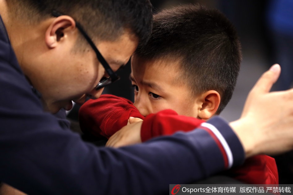 博主：明天、劉若釩現(xiàn)身機場，身著上海海港裝備
