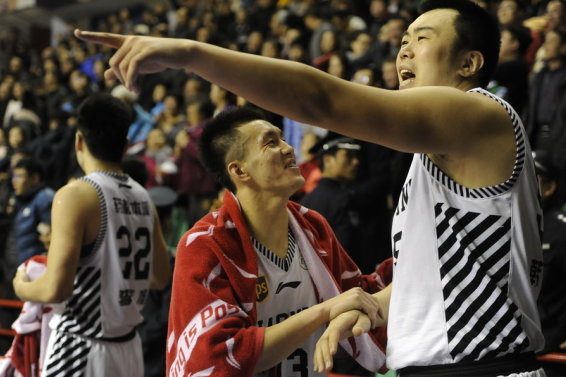 狀態(tài)一般！布克半場5投2中&三分4中1 得到8分2板5助