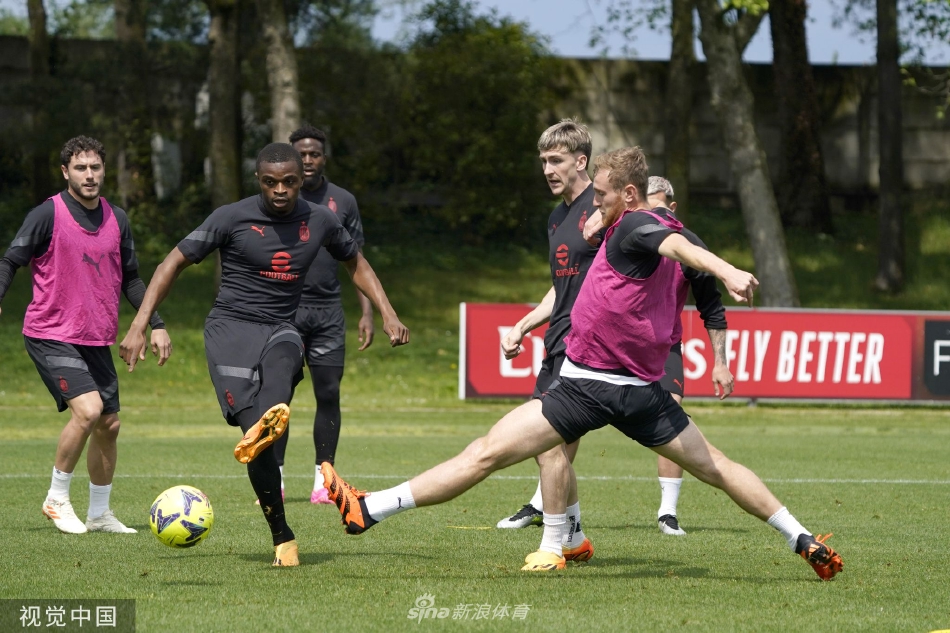 太狼狽了！37歲奧塔門迪頭球解圍撲空葬送勝利，此前國家隊剛?cè)炯t