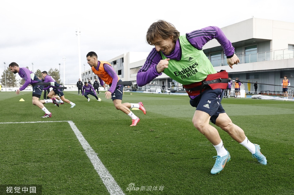 王大雷談女兒參加網(wǎng)球訓(xùn)練：她正在苦練的階段，比較有韌勁