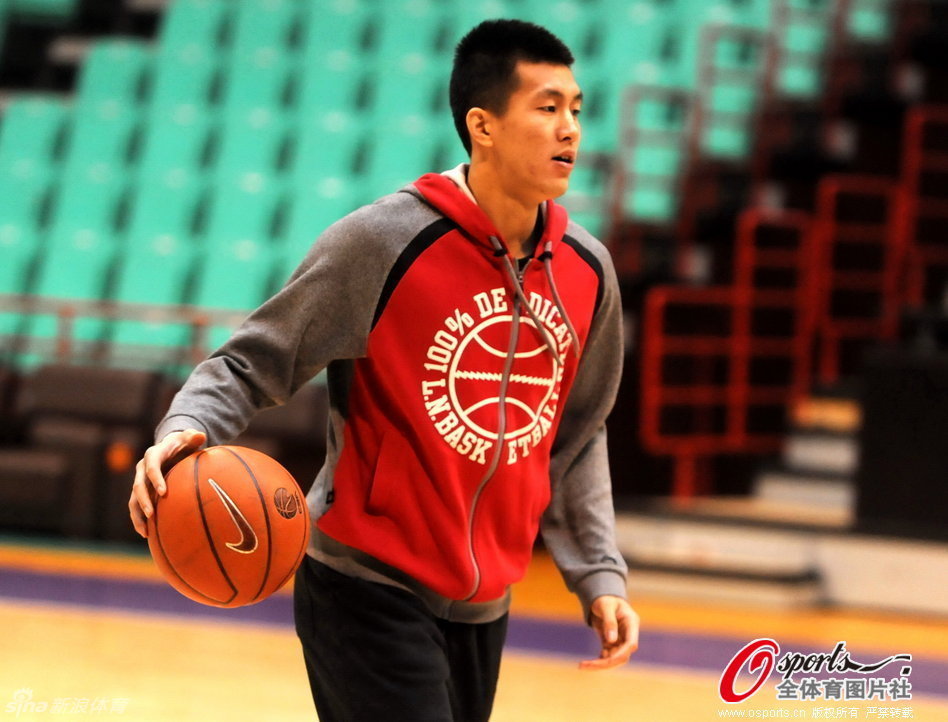    24直播網(wǎng)訊北京時(shí)間1月4日訊NBA常規(guī)賽今日繼續(xù)開打，獨(dú)行俠今日坐鎮(zhèn)主場迎戰(zhàn)騎士，騎士目前豪取8連勝狀態(tài)火熱，同時(shí)本賽季他們9次面對西部球隊(duì)全部拿下；獨(dú)行俠方面東歐組合全部缺陣。首節(jié)之爭獨(dú)行俠
