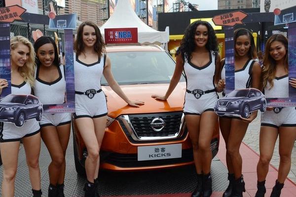 記者：楊帆眉骨賽后縫了4針，看側(cè)臉都能看出擰著眉毛