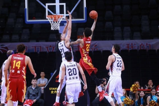 德比戰(zhàn)丟五球！皇馬主帥阿隆索場邊表情嚴肅，雙手抱胸若有所思