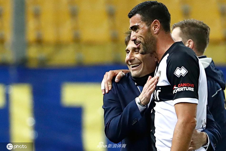 放松一下，哈蘭德與父親前往打高爾夫