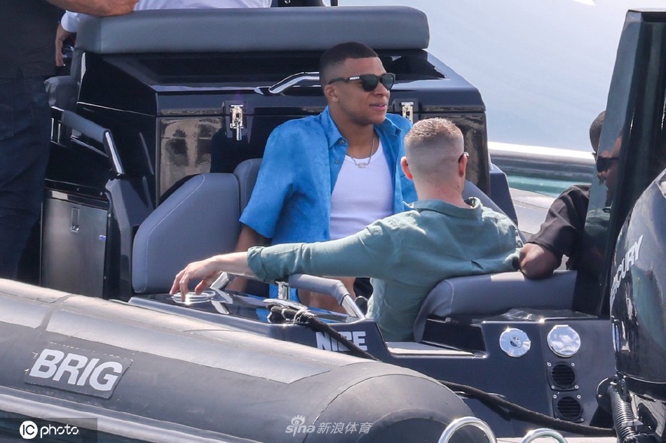 24直播網(wǎng)2025年10月18日22點，2025-2026賽季英超聯(lián)賽第8輪迎來了一場焦點戰(zhàn)役，曼城坐鎮(zhèn)主場對陣埃弗頓。上半場，兩隊均無建樹。下半場，奧賴?yán)麄髦?，哈蘭德高高躍起頭槌打破僵局。隨后，薩維
