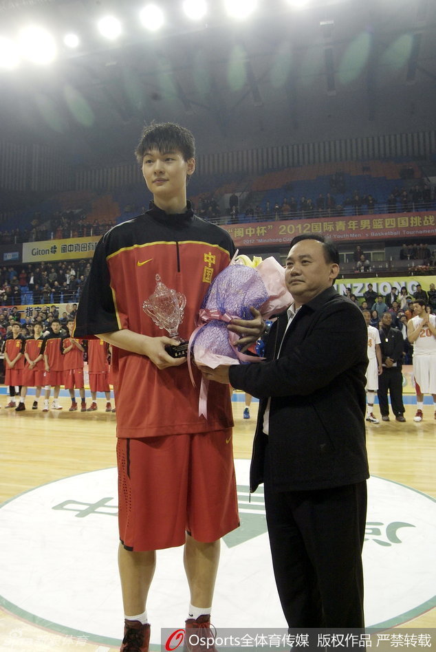 虎撲1月10日訊 今天NBA常規(guī)賽獨(dú)行俠主場(chǎng)迎戰(zhàn)開拓者的比賽正在進(jìn)行中。目前雙方第2節(jié)戰(zhàn)罷，獨(dú)行俠以53-58落后開拓者。在第2節(jié)比賽中，獨(dú)行俠球員杰登-哈迪上場(chǎng)10分鐘，9投5中砍下14分1搶斷。截