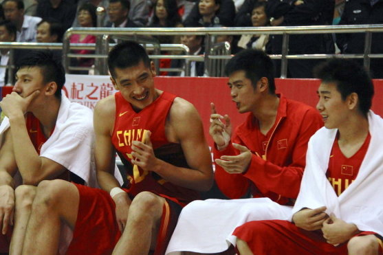 直播吧10月29日訊 NBA常規(guī)賽，國王101-107不敵雷霆。本場比賽，國王球員威少再次回到俄城，個人表現(xiàn)也是不錯，在30分鐘的時間里，投籃16中6，三分球8中4，拿到16分9籃板4助攻1搶斷的數(shù)據(jù)
