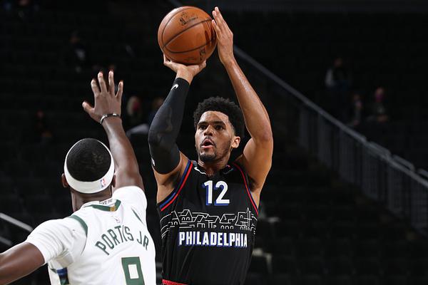 虎撲01月11日訊 塞爾電臺(tái)記者Pacojó Delgado的消息，皇馬和阿方索-戴維斯之間的接觸還在繼續(xù)。來自德國(guó)的報(bào)道稱，阿方索-戴維斯即將與拜仁續(xù)約，他是皇馬下賽季想要補(bǔ)強(qiáng)的球員之一。根據(jù)Pac