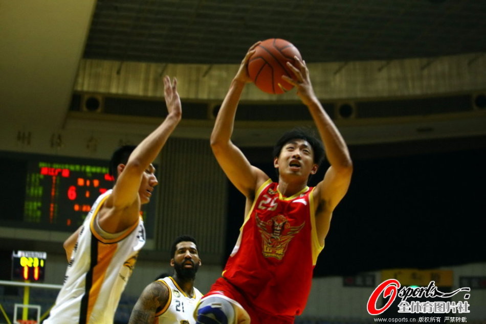 美媒曬五人全是字母哥陣容：踢足球的大哥也來湊數(shù)了