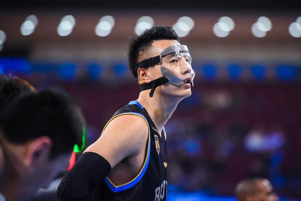 難掩喜悅！弗蘭克、羅梅羅返回球員通道，前者顯得更加激動