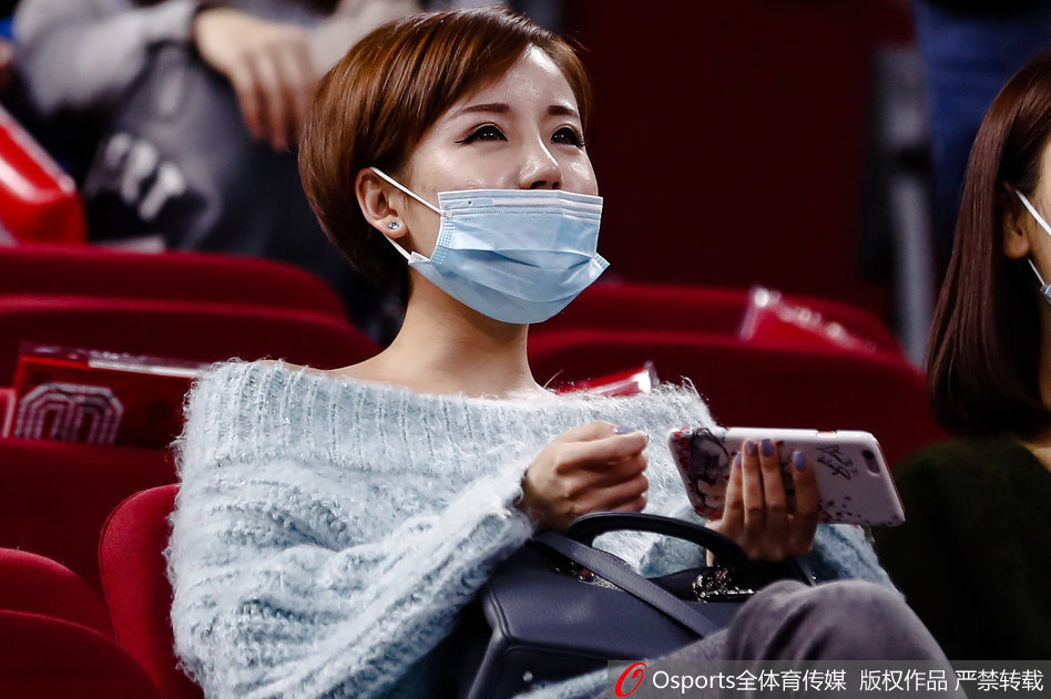 直播吧10月10日訊 今天，黃蜂主帥查爾斯-李在接受采訪時談到了4號秀克尼佩爾。談及克尼佩爾，查爾斯-李表示：“從克尼佩爾加盟球隊的第一天起，他的表現(xiàn)就極其出色。他有著每天都要變得更強的心態(tài)。而到了比
