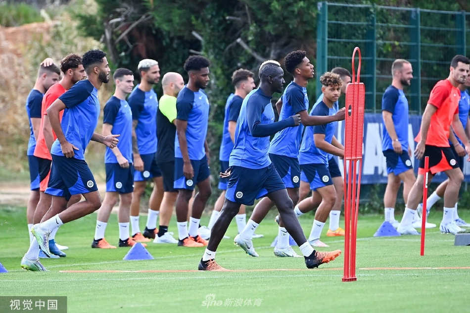 登貝萊與阿迪達斯合作拍攝宣傳片，與少年一起踢球