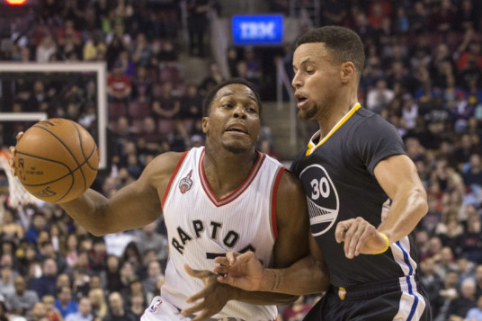 ??失良機！紐卡后場失誤&曼聯(lián)前場4打2，卡塞米羅單刀踢偏