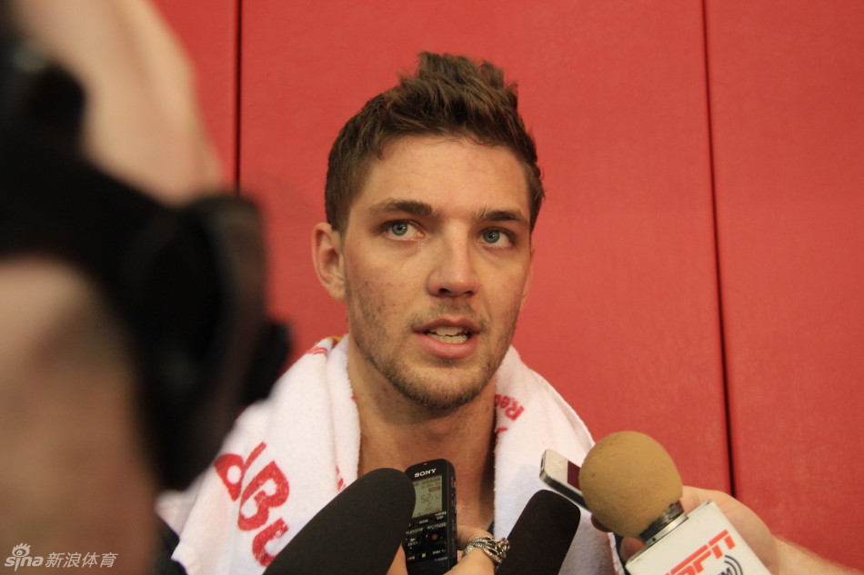 簡直滿分的滑跪????馬奎爾頭球破紅軍，帥氣慶祝氣質拉滿