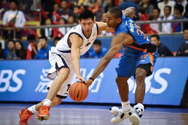 埃澤凌空斬，被多納魯馬雙掌擋出