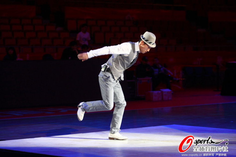 法媒：馬爾基尼奧斯預(yù)計繼續(xù)擔(dān)任巴黎隊長，登貝萊是副隊長人選