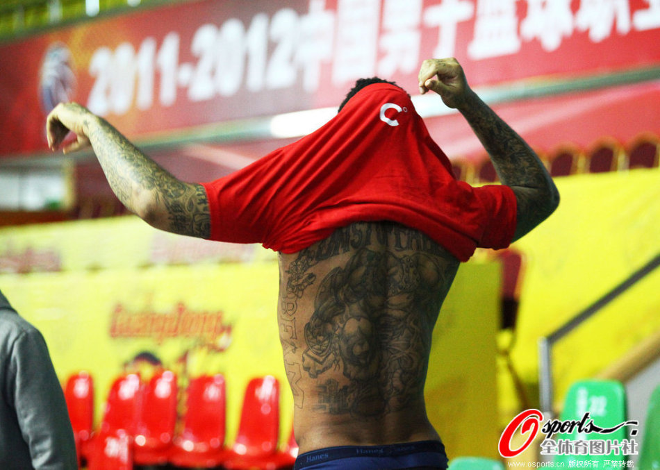 玉昆新外援內(nèi)內(nèi)抵達(dá)云南，云南球迷熱情接機(jī)