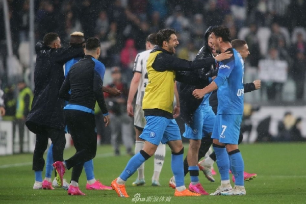 遮天蔽日！鮑威爾突破后嘗試隔扣，卡馬拉高高躍起送上大帽