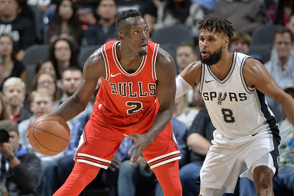 人山人海！巴拉圭街頭夜晚萬人空巷，歡呼高唱慶祝球隊進世界杯！