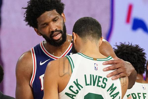 經(jīng)典！森林狼主場揭幕戰(zhàn)將穿復(fù)古球衣+配套球場地板涂裝！