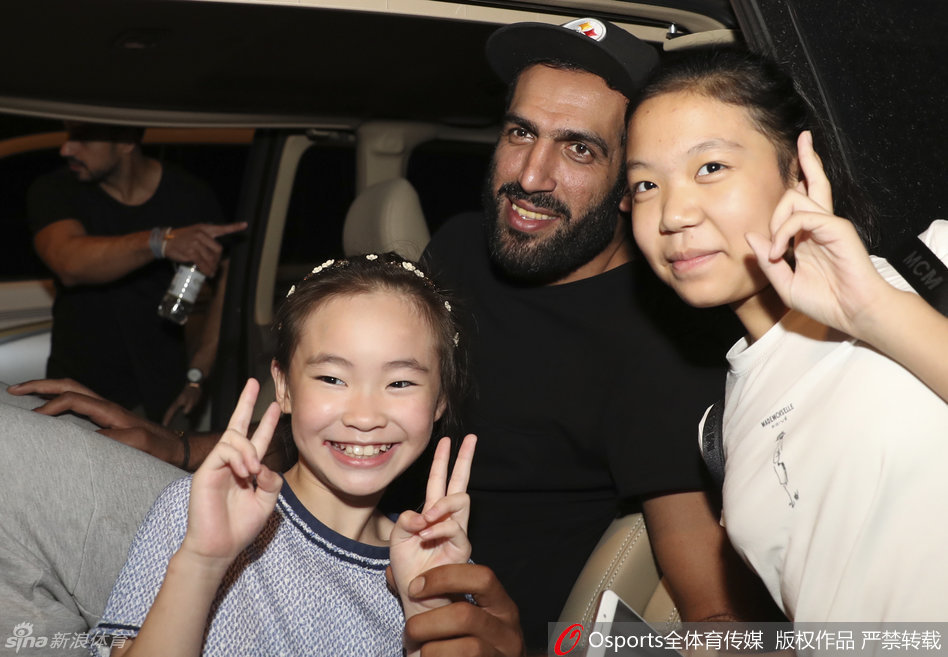 直播吧10月12日訊 NBA季前賽，籃網(wǎng)半場49-51落后太陽。籃網(wǎng)球員小邁克爾-波特上半場投籃手感依舊穩(wěn)定，防守端的表現(xiàn)也很穩(wěn)健。他出場16分1秒，8投4中三分5中2），罰球1中0，拿到10分3籃板
