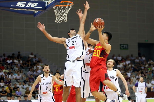 找到古巖巨蜥，先傳送到南天門或天遒谷附近的七天神像。這兩個傳送點(diǎn)都能快速抵達(dá)目標(biāo)區(qū)域，從天遒谷出發(fā)的話，跨過湖泊后翻過山頭就能看到洞口；從南天門走則更直接，沿著山路一直往前就能發(fā)現(xiàn)隱藏在山體中的洞穴入
